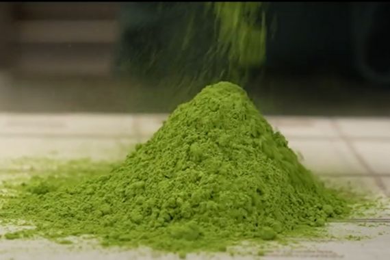 挽きたての舞鶴抹茶の粉末|鮮やかな緑が特徴の高品質な抹茶