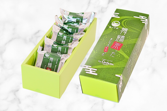 舞鶴抹茶を使用した焼き菓子「舞鶴茶った」5個入りセットのパッケージと中身。明るい背景で清潔感ある演出。