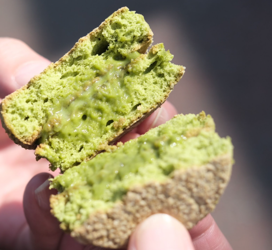 抹茶餡がとろりとあふれる、舞鶴茶ったの断面。外はさっくり、中は濃厚な抹茶が広がる和洋折衷スイーツ。