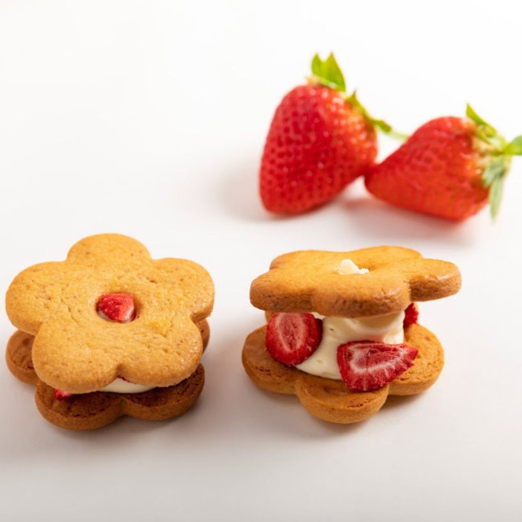 花の形をしたフルリールのクッキーサンド。いちごとバニラバタークリームの焼き菓子。
