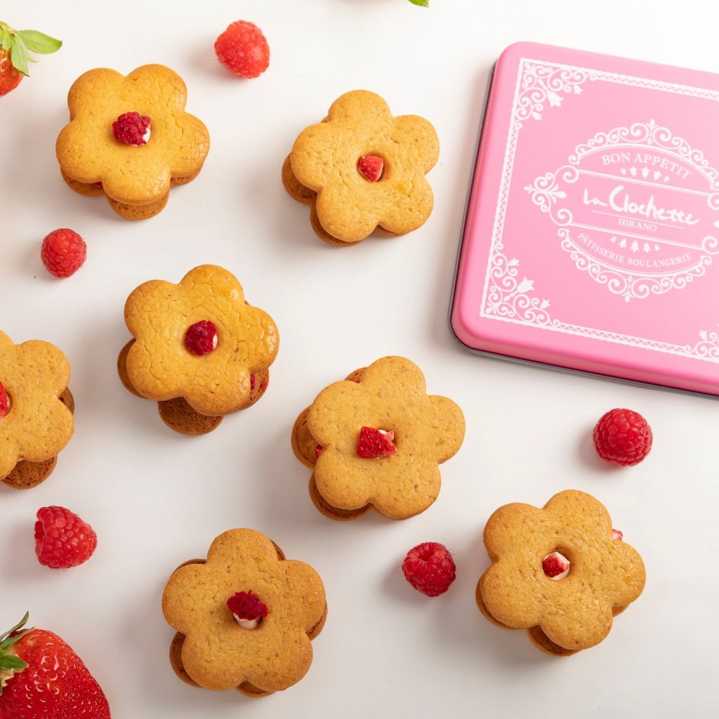 バターサンドクッキー｜花咲くフルリールを俯瞰
