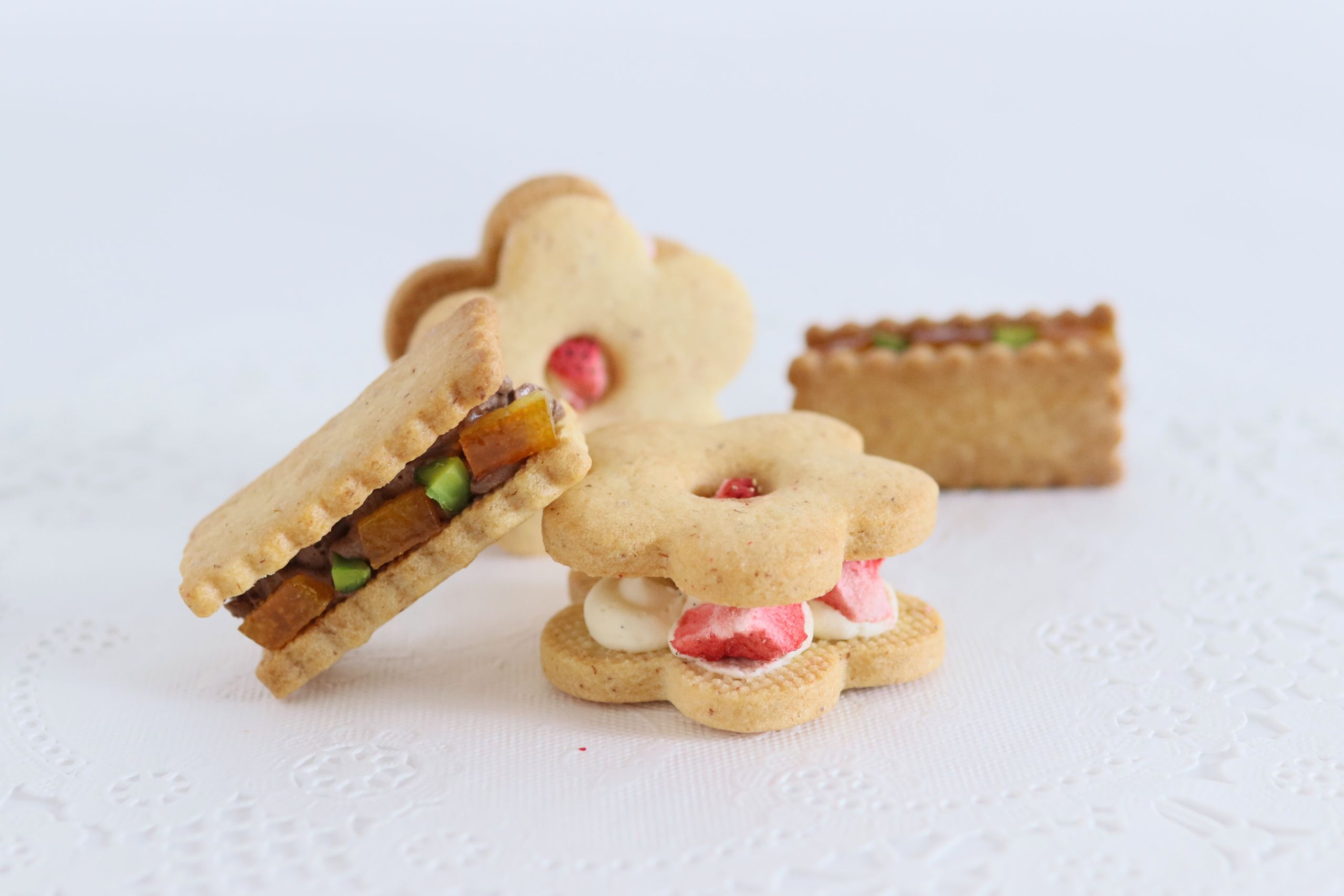花の形のバターサンドクッキー「花咲くフルリール」と長方形のレクタン。ショコラバタークリームとオレンジピールを挟んだ焼き菓子。