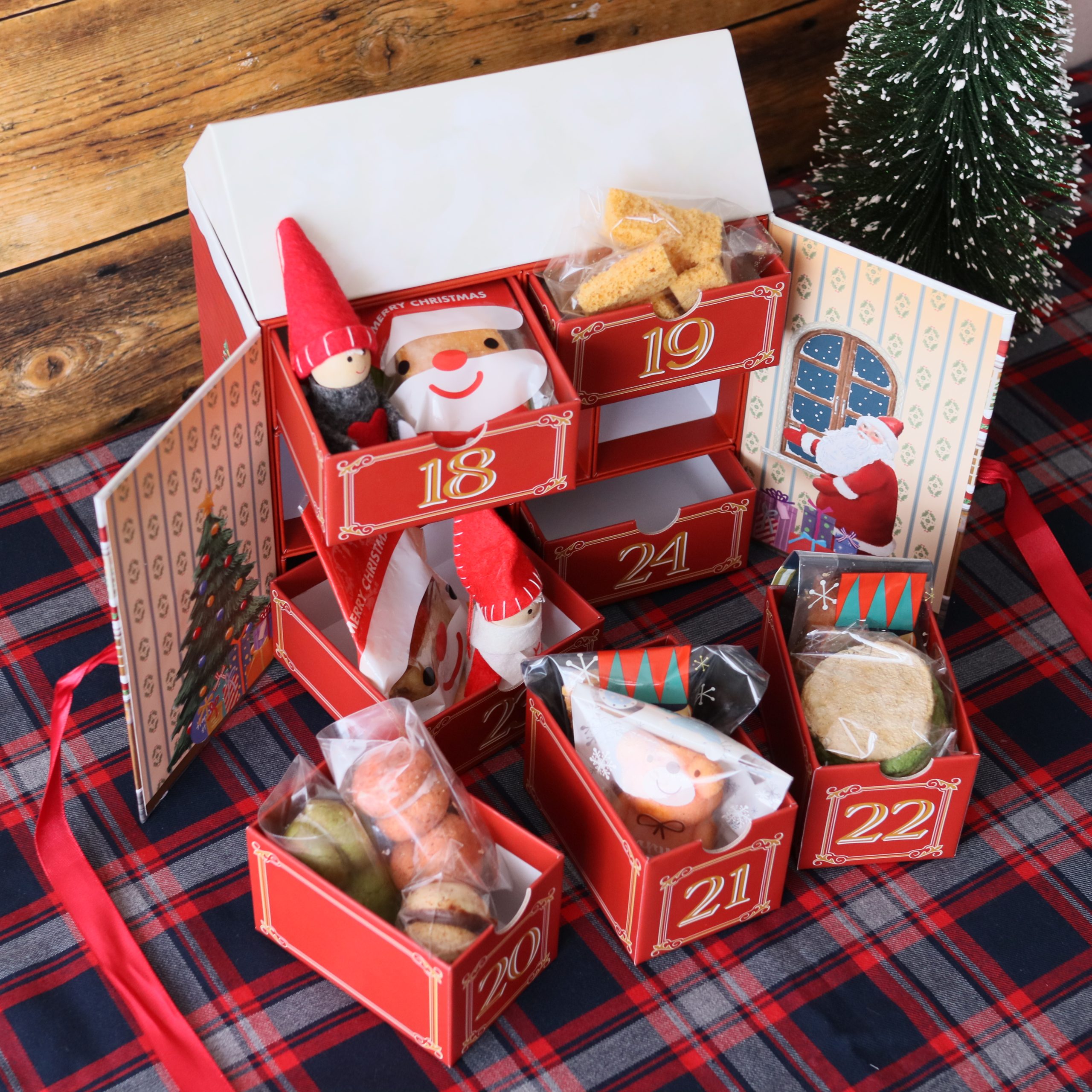 ハウス型アドベントカレンダーの中身イメージ。焼き菓子や雑貨が日替わりで登場