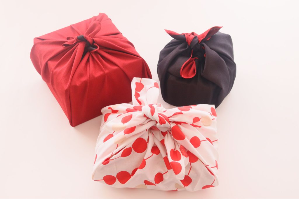 接待やご挨拶に最適な洋菓子ギフト 4️⃣ 「お中元・お歳暮・お年賀」 ファイル名: gift-seasonal-box.jpg タイトル: 季節の贈答品（お中元・お歳暮・お年賀） キャプション: 季節のご挨拶にぴったりの洋菓子詰め合わせ 説明: お中元やお歳暮、お年賀など、季節のご挨拶に最適な洋菓子ギフト。伝統と感謝の気持ちを込めて。 alt: お中元やお歳暮 お年賀におすすめの洋菓子ギフト 5️⃣ 「表彰・記念行事に」 ファイル名: gift-award-event.jpg タイトル: 表彰・記念行事ギフト キャプション: 記念行事や表彰にふさわしい特別なギフト 説明: 表彰式や記念行事の贈呈品に選ばれる、上品な洋菓子ギフト。企業イベントにも対応可能です。 alt: 表彰や記念行事にふさわしい洋菓子ギフト 6️⃣ 「ノベルティ・プチギフト」 ファイル名: gift-novelty-petit.jpg タイトル: ノベルティ・プチギフト キャプション: イベントやキャンペーンで喜ばれるプチギフト 説明: ノベルティや販促用に最適なプチギフト。小さな贈り物で大きな笑顔を届けます。 alt: ノベルティやイベント用プチギフト 洋菓子 💡 ポイント： 「法人のお客様へ」のページは、用途ごとに画像＋事例を並べる構成にするととても分かりやすいです。 altは検索エンジン対策とスクリーンリーダー対応の両方を意識し、用途ワードを必ず含めました。 👉 この6枚は、「一覧ページで横並び（タイル表示）」にしますか？ それとも「縦にスクロール型」で、用途ごとに紹介するイメージですか？ あなた: もう1枚あった！イメージ画像 ChatGPT: 追加のイメージ画像も素敵です👏✨ 「贈る瞬間」を切り取った写真なので、法人向けページの信頼感や丁寧さを表現するのにピッタリですね。 こちらもWordPressメディアライブラリ用の登録案を作りました。 🎁 贈呈シーン（法人向け） ファイル名: corporate-gift-presentation.jpg タイトル: 贈呈シーン（法人向けギフト） キャプション: 大切な方への贈り物を手渡すイメージ 説明: 法人のお客様へのご挨拶や取引先への贈答のシーンを表現したイメージ写真。信頼を大切にする贈り物としての洋菓子ギフトの魅力を伝えます。 alt: 法人向け贈呈シーン 洋菓子ギフトを手渡すイメージ 💡この1枚を「NEWSページの見出し直下」や「事例紹介の冒頭」に入れると、視覚的に「法人対応していますよ」という安心感がすぐ伝わります。 👉 れいこさん、この画像は「NEWSの冒頭用（大きく使う）」と「事例紹介の一部（小さく並べる）」どちらに使いたいですか？