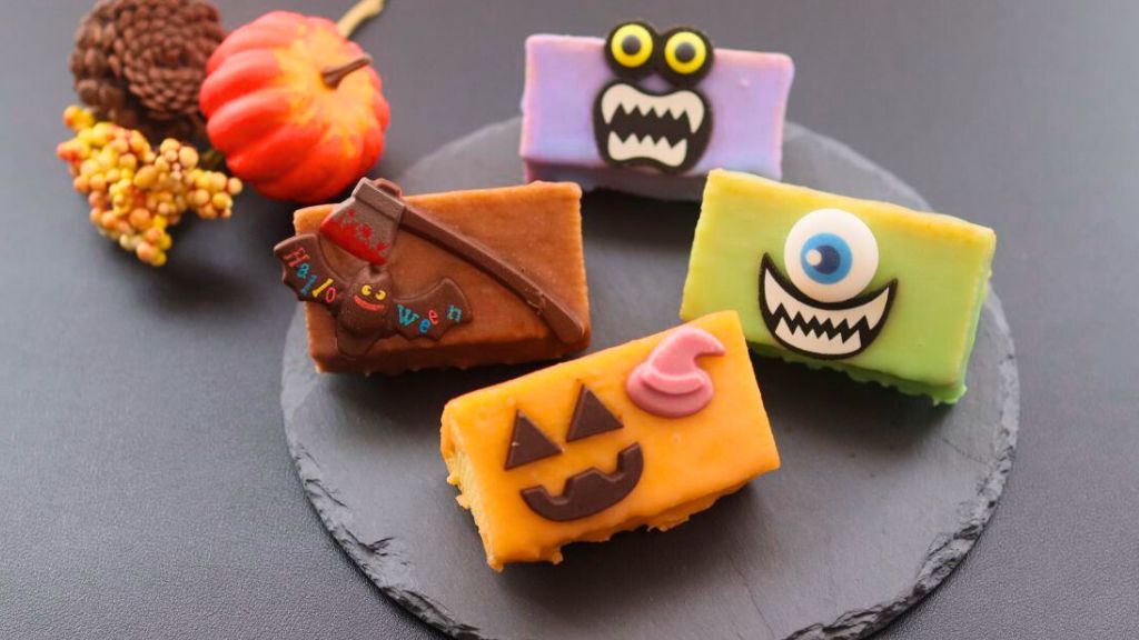 ハロウィン限定のモンスターケーキ4種を黒いスレート皿に並べたアイキャッチ画像