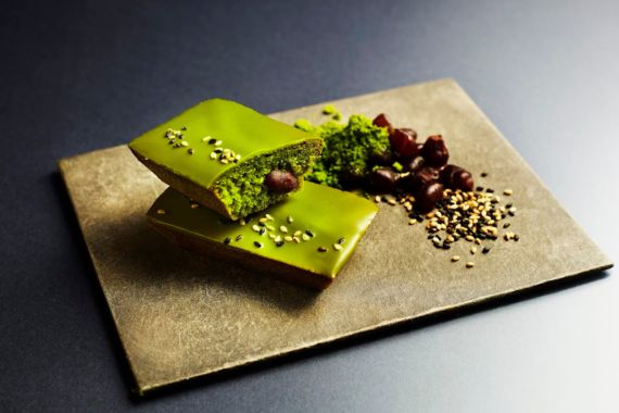 舞鶴産抹茶を使用したフィナンシェ。丹波大納言と黒白ごまを添えた上品な焼き菓子。