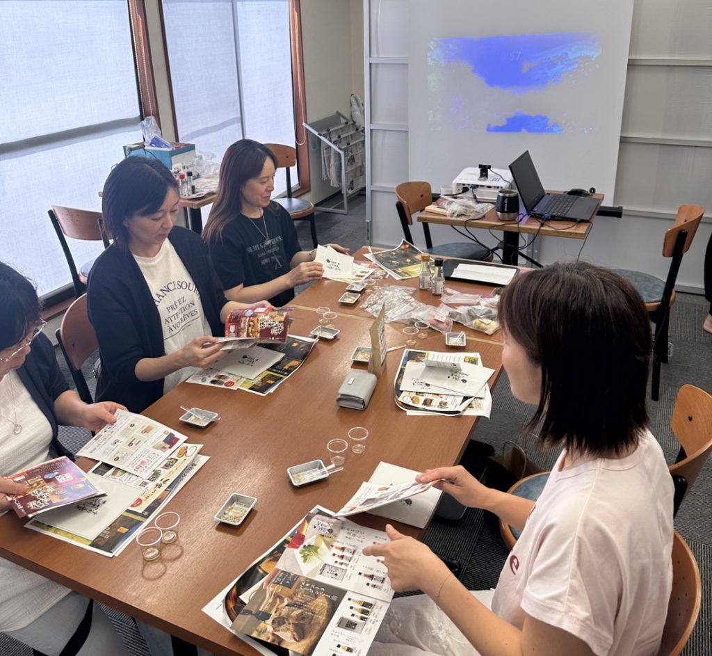 胡麻工場で胡麻について勉強している様子
