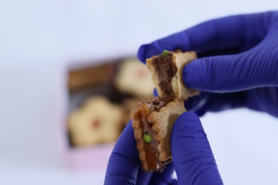 ショコラオレンジのバターサンド「フルリール」を手作業で仕上げる様子｜ラ・クロシェット・ヒラノ