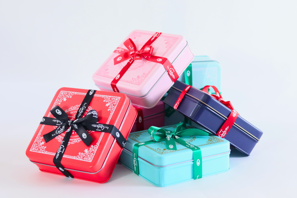 色々な缶にリボンをかけて積み上げた。プレゼントに最適