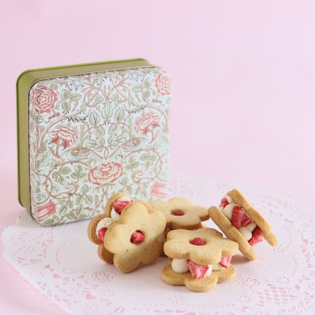 花咲くフルリール モリスローズ柄缶