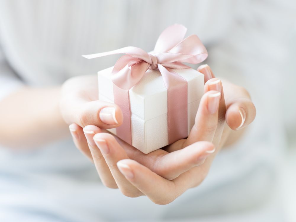 両手でプレゼント包み箱をもっている