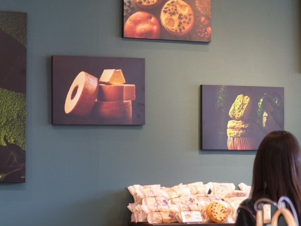焼き菓子の手土産を選んでいる店内の様子