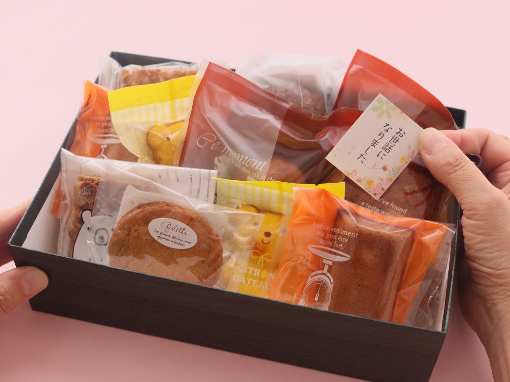 焼き菓子の手土産を箱に詰めている手元