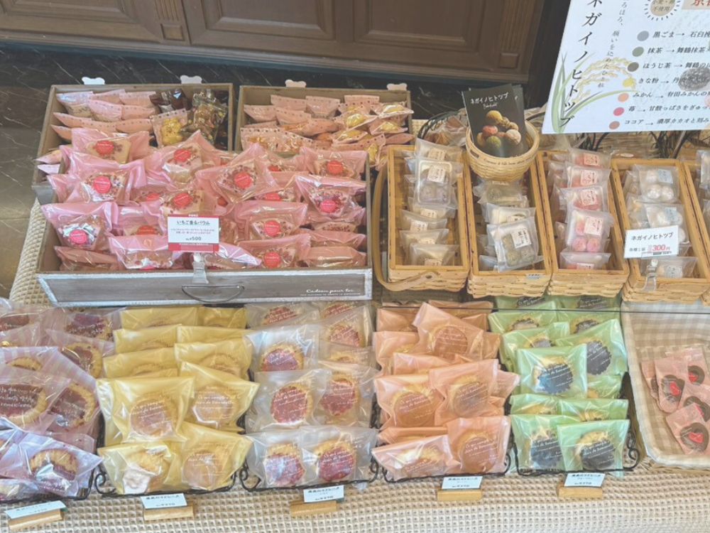 用途別に並ぶ焼き菓子の棚